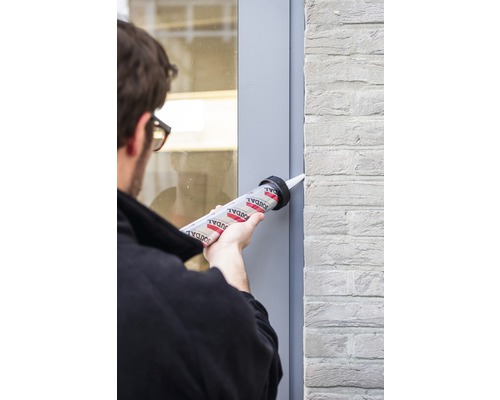 Application de produit d''étanchéité entre la fenêtre et la maçonnerie