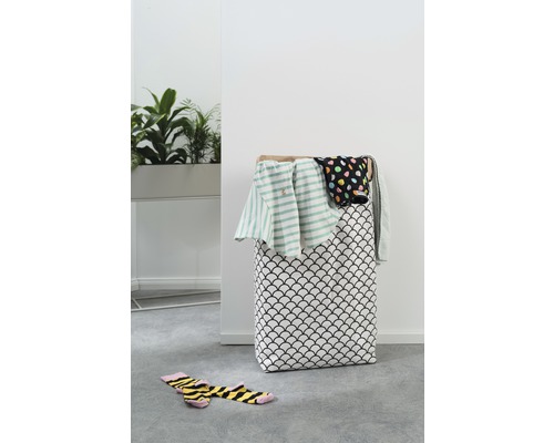 Panier à linge avec linge et chaussettes