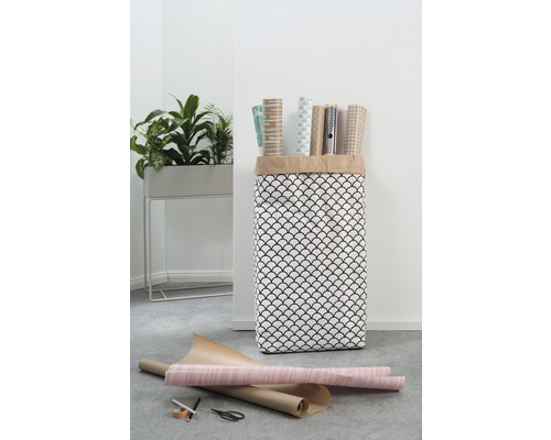 Vue d''une pièce avec sac de rangement, rouleaux de papier cadeau et plantes
