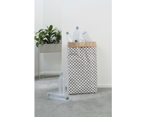 Panier à linge à motifs rempli de bouteilles en plastique