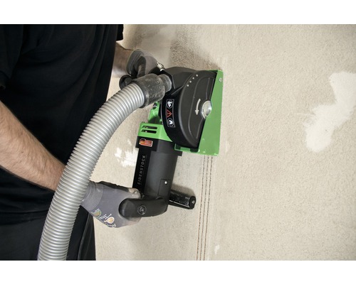 Fraiseuse de murs en action sur un mur