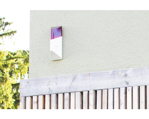 Sirène d''alarme montée sur un mur de maison