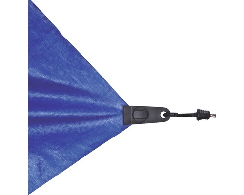 Detailansicht einer blauen Gewebeplane mit Befestigungselement
