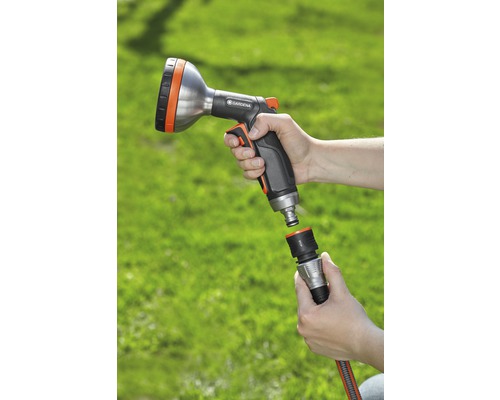 Gartenspritze wird an einen Gartenschlauch angeschlossen