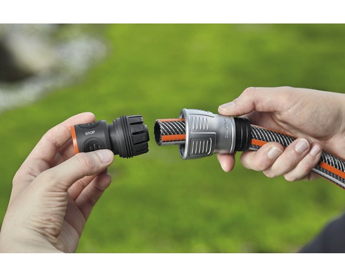 Le connecteur de tuyau d''arrosage est fixé à un tuyau d''arrosage