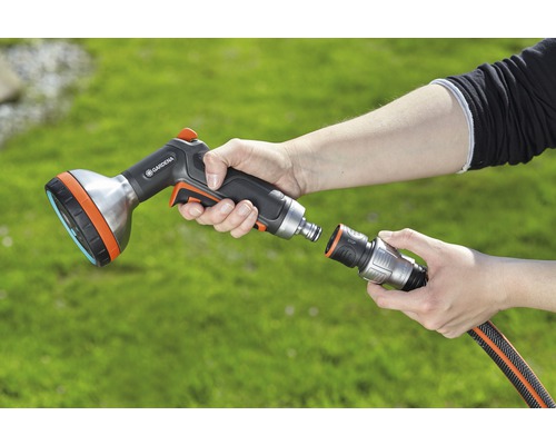 Un pulvérisateur de jardin est raccordé à un tuyau d''arrosage