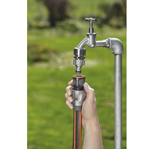 Raccord de tuyau d''arrosage fixé à un robinet d''eau avec une seule main