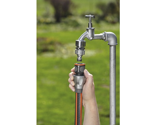 Raccord de tuyau d''arrosage fixé à un robinet d''eau avec une seule main