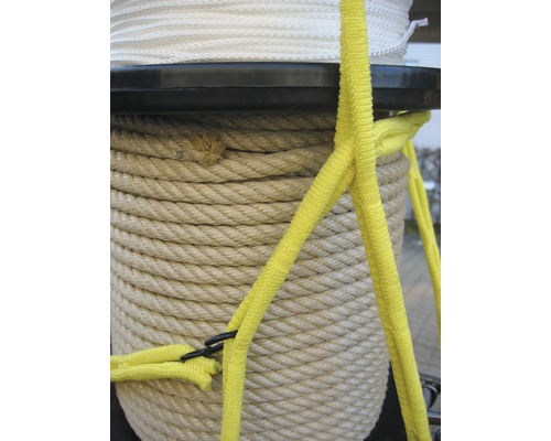 Aufgewickeltes Seil auf einer Spule mit gelben Gurten