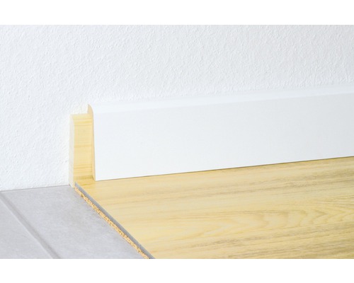 Sockelleiste aus Holz an Wand und Boden