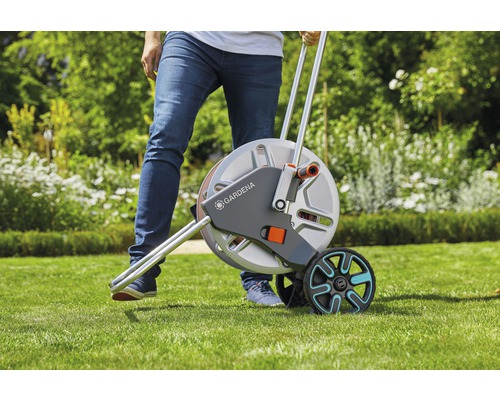 Gardena Schlauchwagen mit Schlauch auf Rasen