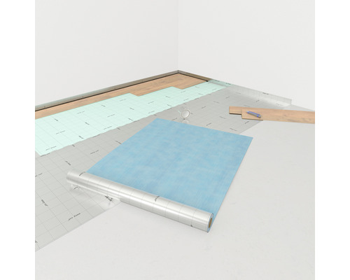 Scène avec isolation phonique, plaques d''isolation et plancher stratifié dans une pièce.