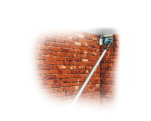 Deckenbürste mit Teleskopstiel entfernt Spinnweben von einer Ziegelwand