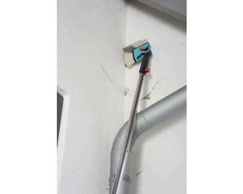 Fassadenbürste mit Teleskopstiel im Einsatz an einer Hauswand