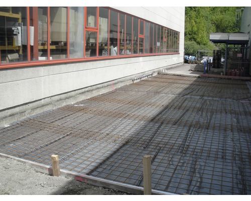 Chantier avec treillis d''armature pour sol en béton