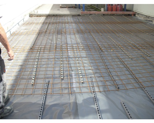 Travaux de construction avec des treillis d''armature sur film, soutenus par des écarteurs