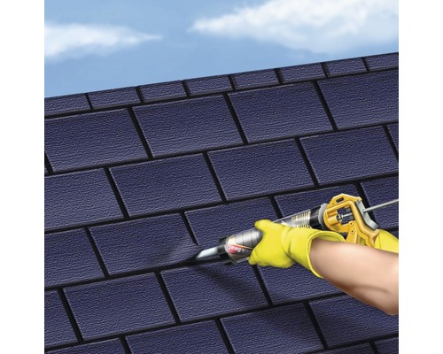 Réparation de toit avec du mastic d''une cartouche