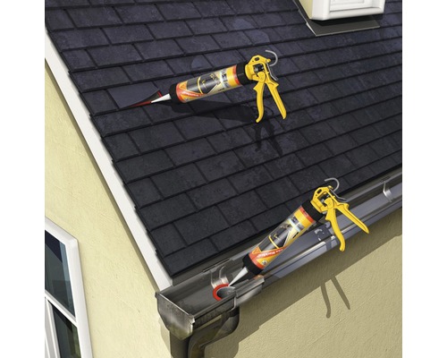 Application de mastic à partir d''une cartouche pour réparer un toit et une gouttière.
