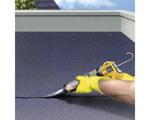 Application de mastic d''étanchéité sur un toit avec un pistolet à cartouche jaune