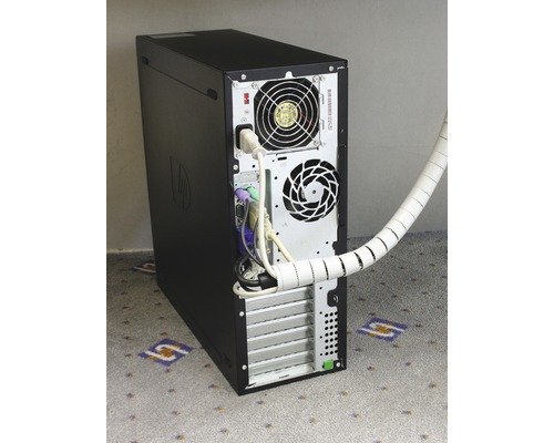 Computergehäuse mit Anschlüssen und Kabelschutz