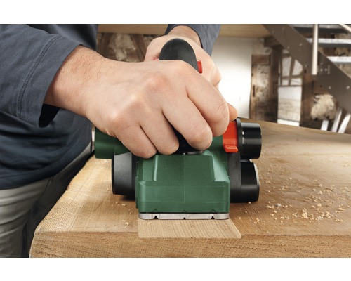 Elektrohobel im Einsatz auf Holzoberfläche