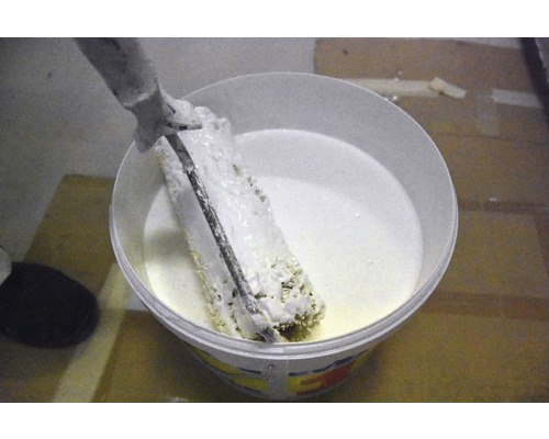 Seau de peinture avec rouleau à peinture pour peindre