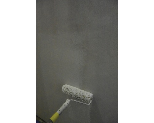 Rouleau à peinture en cours d''utilisation sur un mur