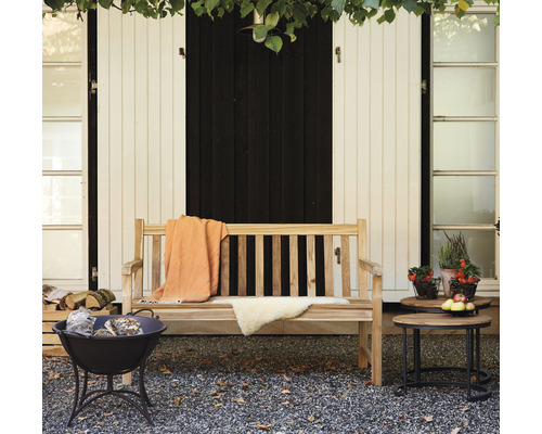 Extérieur avec banc en bois, foyer et table d''appoint sur gravier