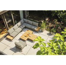 Ensemble de salon de jardin sur une terrasse avec table et plantes