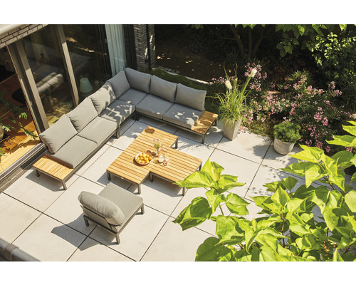 Ensemble de salon de jardin sur une terrasse avec table et plantes