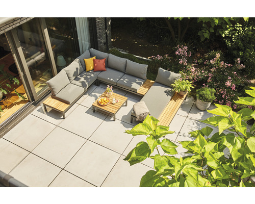 Salon d''extérieur en U en bois avec coussins sur une terrasse