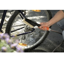 Reinigung eines Fahrrads mit Bürste und Wasserschlauch