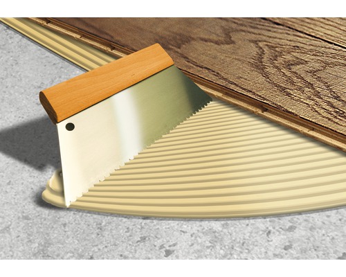 Application de colle avec une spatule crantée pour plancher en bois