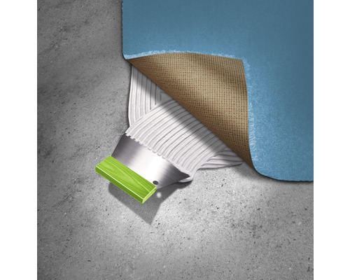 Verlegen von Teppichboden mit Klebstoff und Spachtel