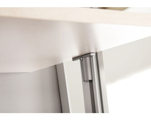 Vue détaillée d''une table avec pieds en métal.