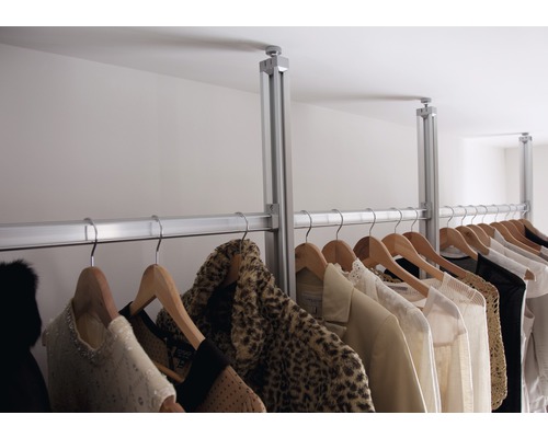 Tringle à vêtements avec vêtements suspendus