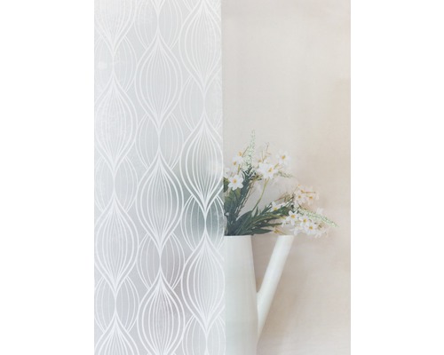 Dekorfolie mit Muster neben Vase mit Blumen