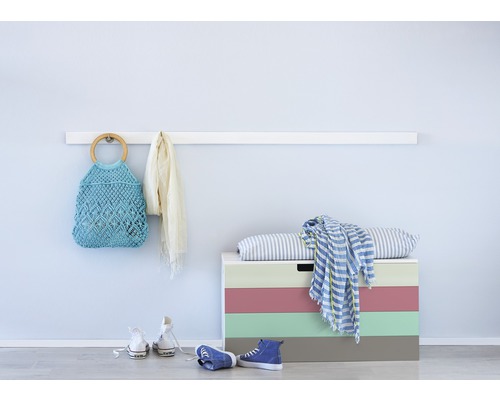 Porte-manteau mural avec sac, écharpe, chaussures et coffre à jouets dans le couloir