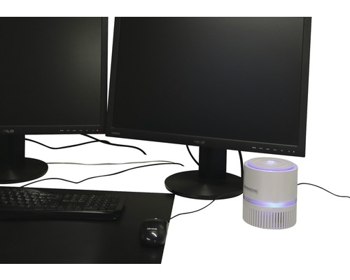 Szene mit Computermonitoren, Tastatur, Maus und Hornbach Luftreiniger auf einem Schreibtisch.