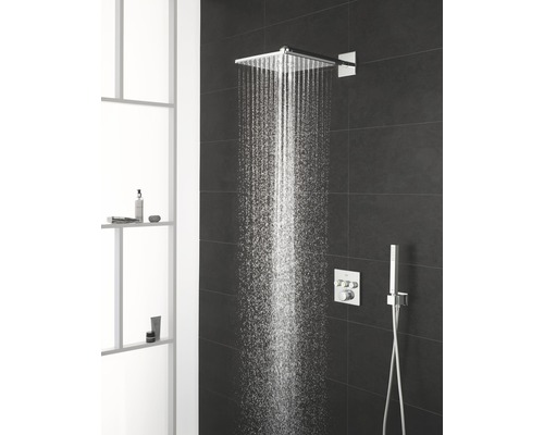 Quadratischer Duschkopf mit laufendem Wasser in einem Badezimmer.