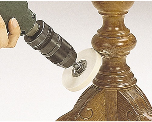 Ponceuse avec embout de polissage sur meuble en bois