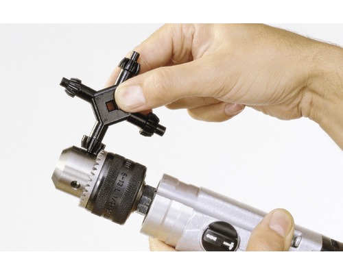 Une clé de mandrin est insérée dans un mandrin.