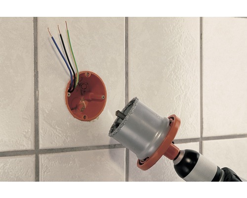 Percer un trou pour une prise avec une scie cloche diamantée