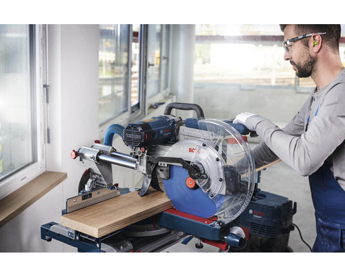 Gehrungssäge beim Schneiden von Holz durch einen Handwerker.