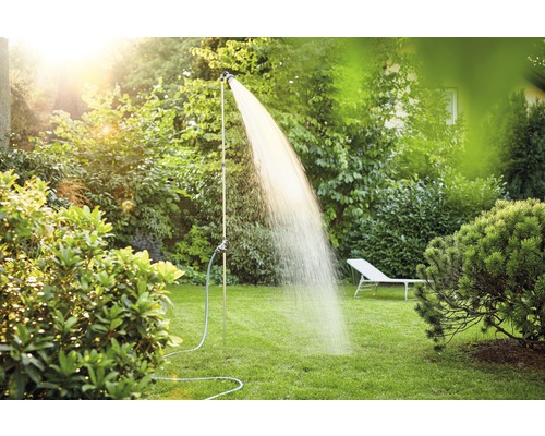 Gartenszene mit laufender Aussendusche auf einer Rasenfläche