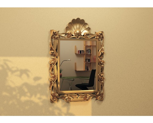 Miroir avec cadre orné sur un mur