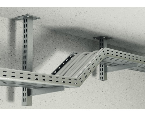 Installation de chemins de câbles sur un plafond pour le passage des câbles