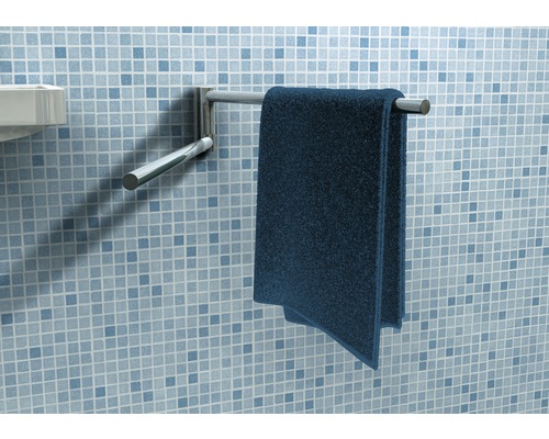 Handtuchhalter mit blauem Handtuch im Badezimmer