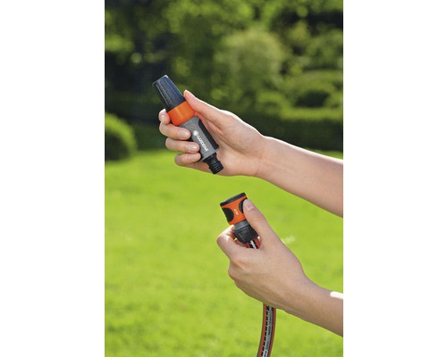 Raccords de tuyau d''arrosage connectés à la main