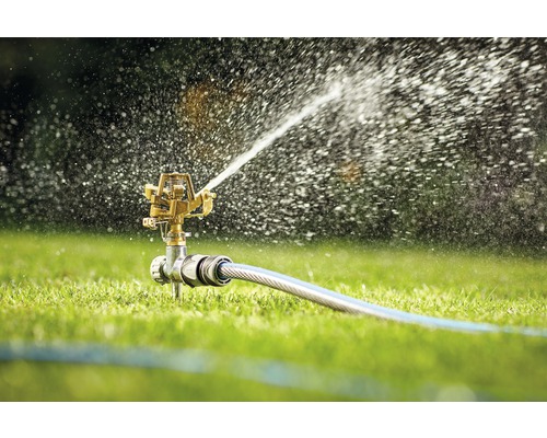Arroseur de jardin arrosant une pelouse